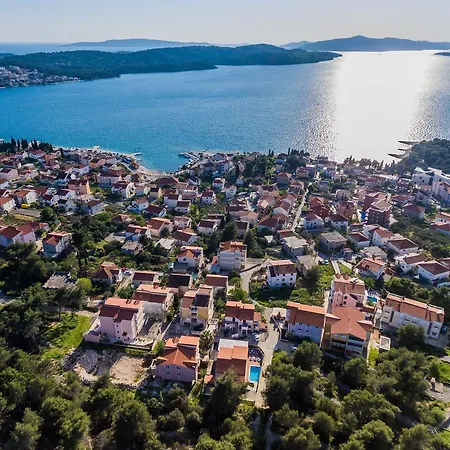 Nora * Τρογκίρ