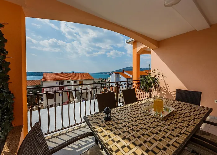 Nora Вілла Трогір