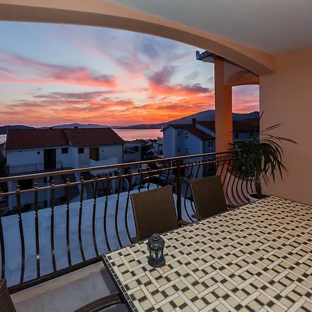 Nora Βίλα Τρογκίρ